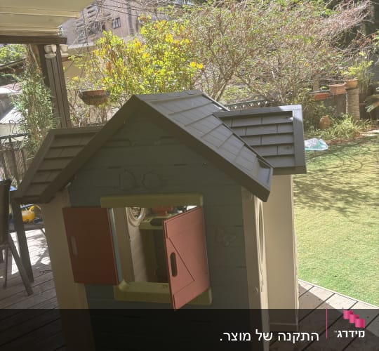 בית משחקים לילדים על מרפסת עץ